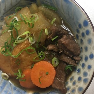 牛すじ肉と大根と丸天の煮物(^ ^)